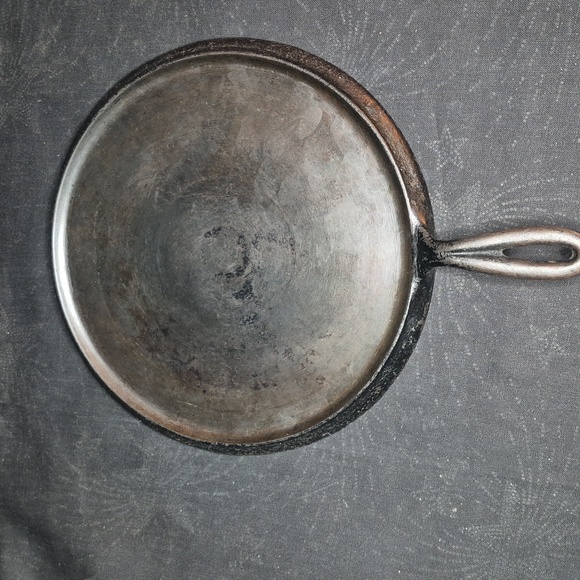 Pre Griswold Erie "ERIE" Cast Iron No.9 10 Inch Griddle - Picture 4 of 8